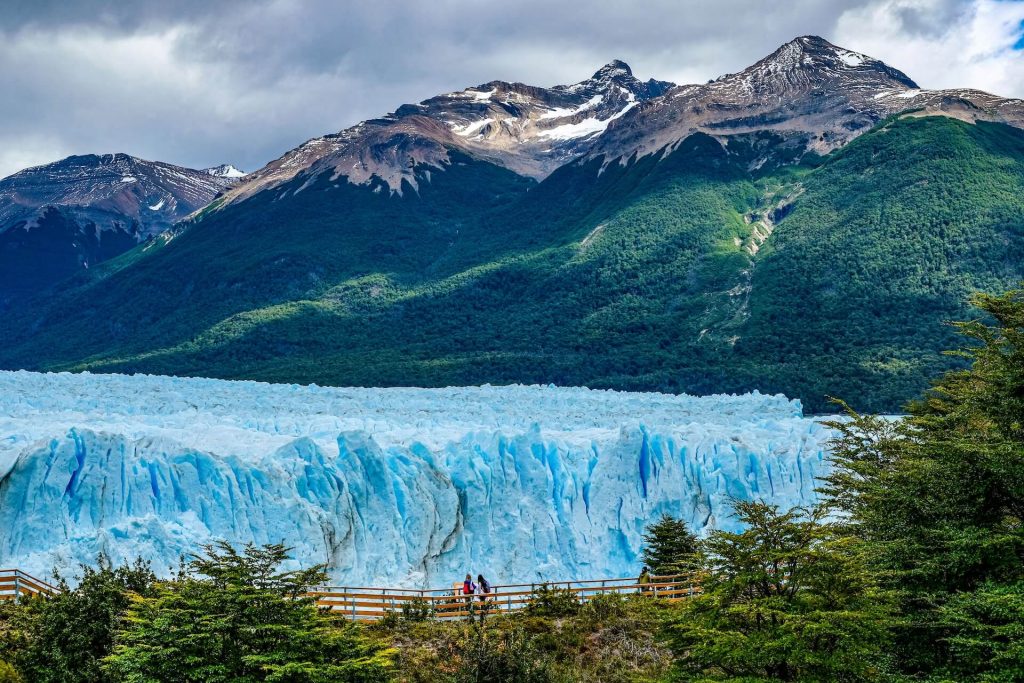 El impresionante glaciar Perito Moreno, una enorme formación de hielo en el Parque Nacional Los Glaciares